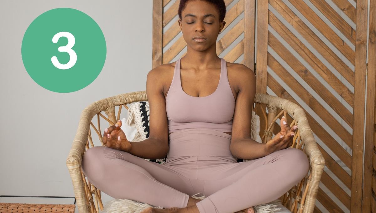 Los 3 beneficios que trae la práctica de yoga sobre una silla